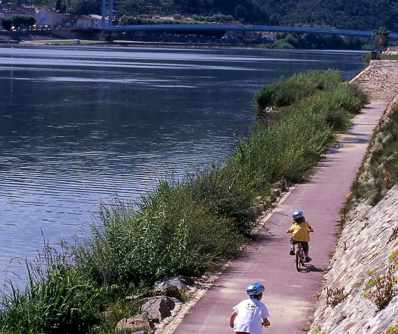 ホテル Les Bords Du Rhone コンドリュー キャンプ場